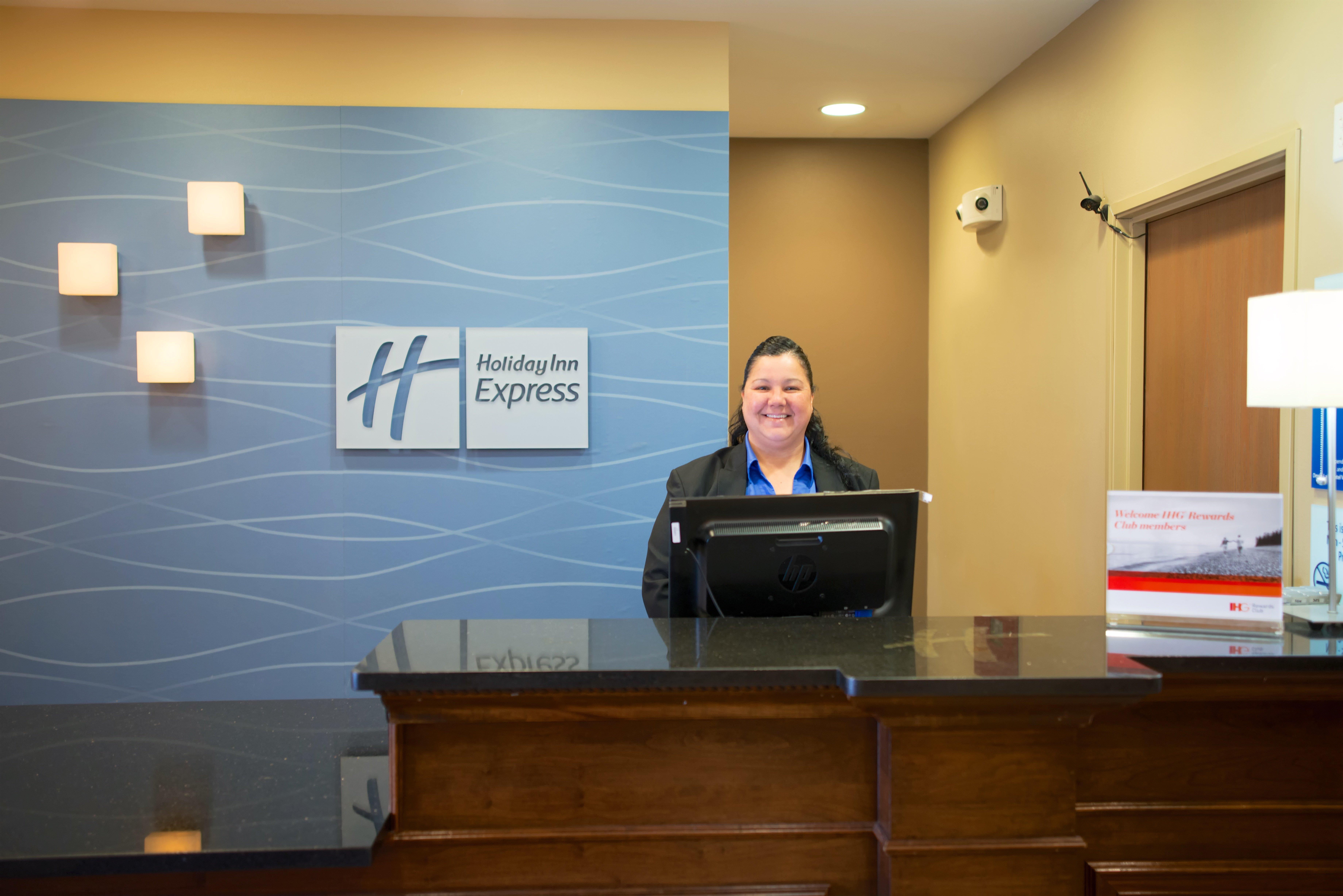 Holiday Inn Express Devils Lake By Ihg Экстерьер фото